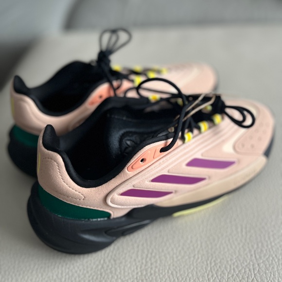 NWT - Adidas Women’s Ozelia Sneakers - Size 7 & 7.5 - Picture 4 of 9